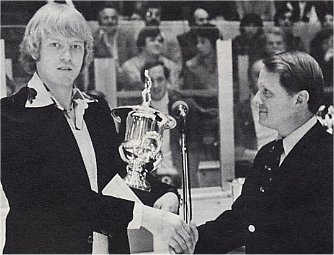 Thommy Abrahamsson accepts the 1976 Favorite Whaler Award